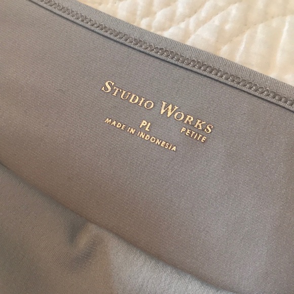 Sleeveless Grey Top - Picture 3 of 5